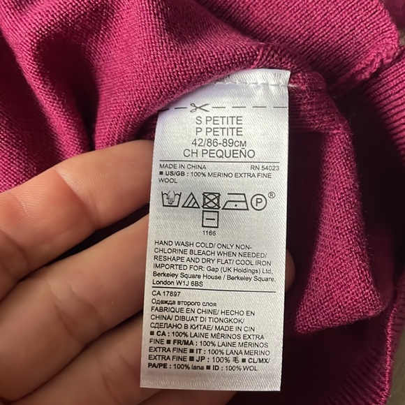 Banana Republic wool v neck sweater, size S/P; new - Picture 5 of 6